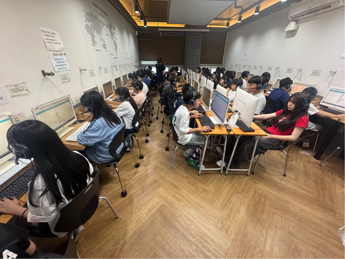 디지털실에서 온라인 학습 중인 아이들